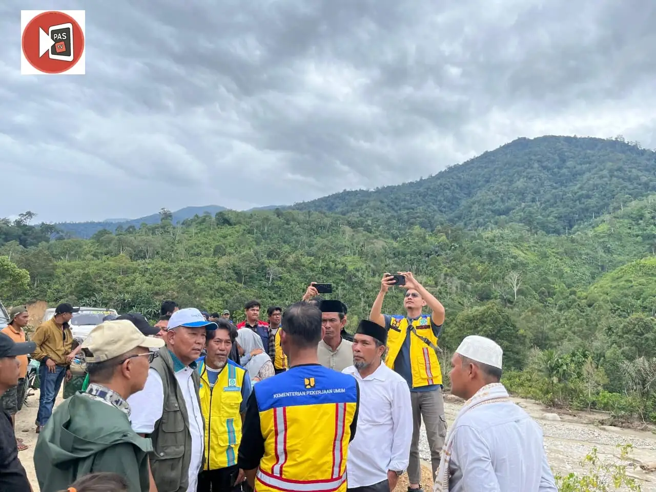 Anggota DPR RI FPKB H.lrmawan Langsung Turun Membawa Bantuan dan Memastikan Jalur Lintas yang Putus Akibat Bencana Sudah Bisa Dilalui Kenderaan